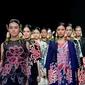 Berikut koleksi Iwan Tirta yang mengapresiasi akar budaya namun relevan dalam setiap masanya di Plaza Indonesia Fashion Week 2018. (Foto: Dok. PIFW 2018)