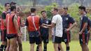 Latihan kali ini juga bertujuan untuk menjaga kebugaran pemain. (Bola.com/M Iqbal Ichsan)