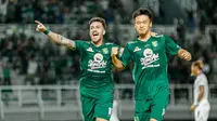 Higor Vidal dan Sho Yamamoto selebrasi merayakan gol Persebaya Surabaya ke gawang Persita Tangerang di Stadion Gelora Bung Tomo, Surabaya, Senin (1/8/2022) malam. (Bola.com/Aditya Wany)