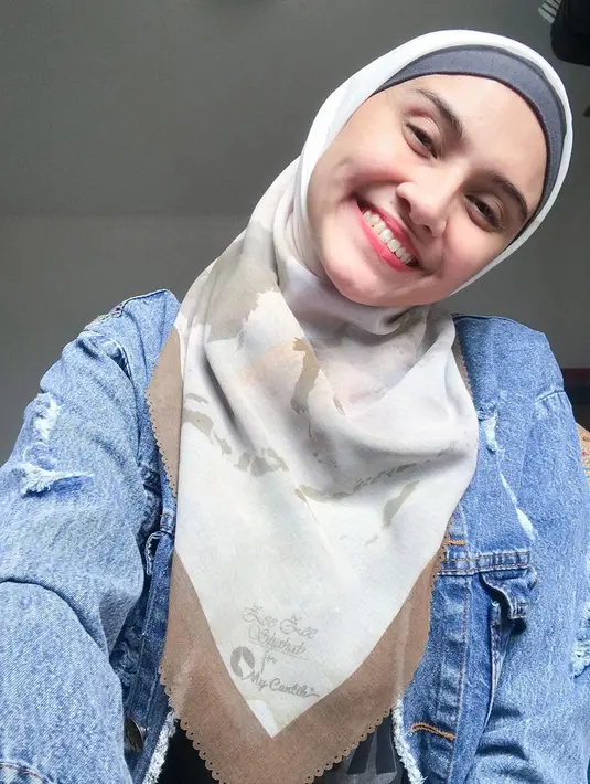 (Instagram/zeezeeshahab)