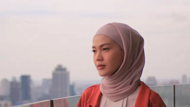 5 Potret Della Dartyan saat Pakai Kerudung Ini Curi Perhatian