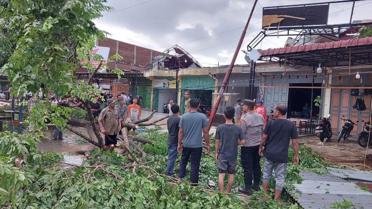 Potret Ratusan Kios dan Rumah Warga Rusak Akibat Diterjang Hujan Badai di Aceh Utara