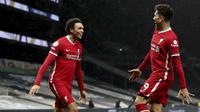 Bek Liverpool, Trent Alexander-Arnold (kiri) berselebrasi dengan rekannya Roberto Firmino usai mencetak gol ke gawang Tottenham Hotspur pada pertandingan lanjutan Liga Inggris di Stadion Tottenham Hotspur, London, Jumat (29/1/2021). Liverpool menang atas Tottenham 3-1. (Catherine Ivill/Pool via AP)