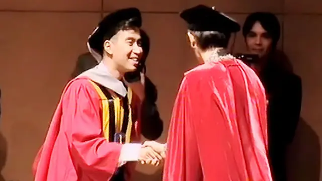 Wisuda Vidi Aldiano