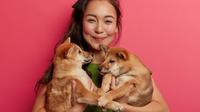 Sahabat Fimela, inilah beberapa ciri khas kepribadian yang sering dimiliki para pecinta anjing, atau yang dikenal juga sebagai dog lovers. Kira-kira, kamu termasuk salah satunya nggak, ya? Yuk, simak selengkapnya! (Foto dok: Freepik/wayhomestudio).