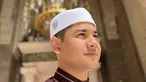 Terlahir di tengah keluarga religius menjadi kan Syakir Daulay kerap berpenampilan kalem. Terlepas dari potret gaulnya saat bermain film, Syakir Daulay rutin mengenakan baju koko dan jubah panjang. (Liputan6.com/IG/@syakirdaulay).