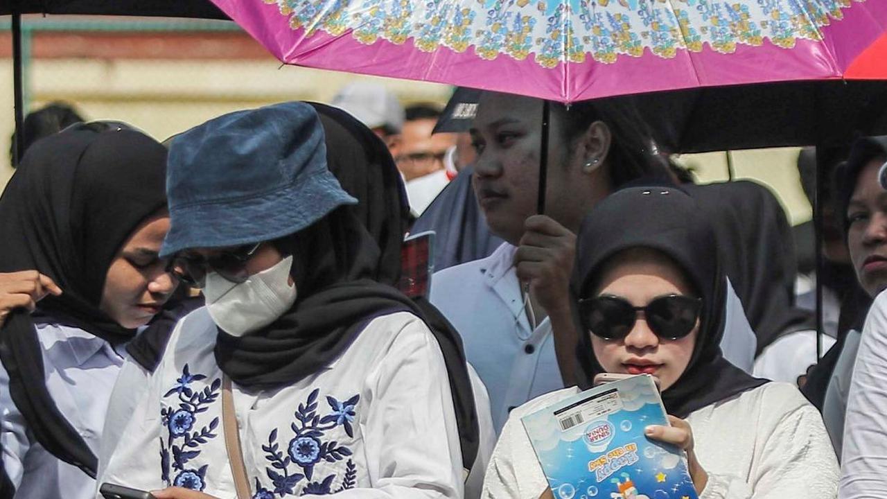 Mereka akan membantu proses penghitungan surat suara di wilayah kelurahan tempat mereka menjalani tugasnya sebagai petugas KPPS Pemilu 2024 di TPS.<br>(Foto liputan6..com / Angga Yuniar)<br>
