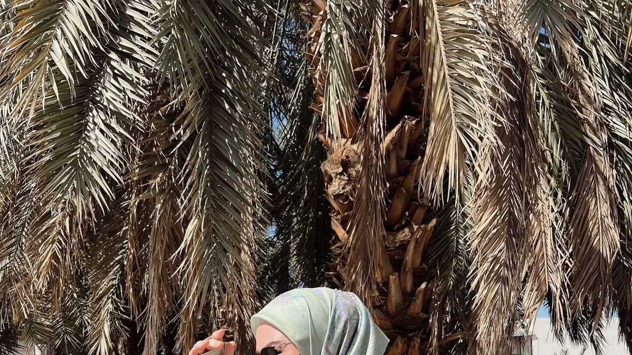 8 Warna Hijab yang Sempurna Dipadukan dengan Baju Warna Army, Intip Inspirasinya dari Natasha Rizky-Aurel Hermansyah
