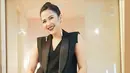 Sebagai figur publik, Dinda terbilang pandai mengambil hati penggemarnya, terutama lewat berbusana. Untuk kali ini, Dinda memilih black outfit untuk penampilannya. Kesan simple dan elegan hadir di penampilan Dinda. (Instagram/dindakanyaa)