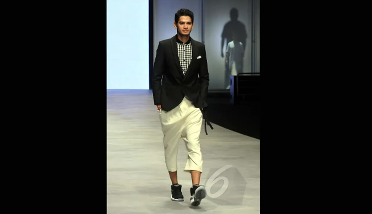 Model berpose membawakan koleksi dari desainer asal Korea Selatan, Kwon Mun Soo pada ajang Indonesia Fashion Week 2015 di JCC Senayan, Jakarta, Minggu (1/3). (Liputan6.com/Panji Diksana)