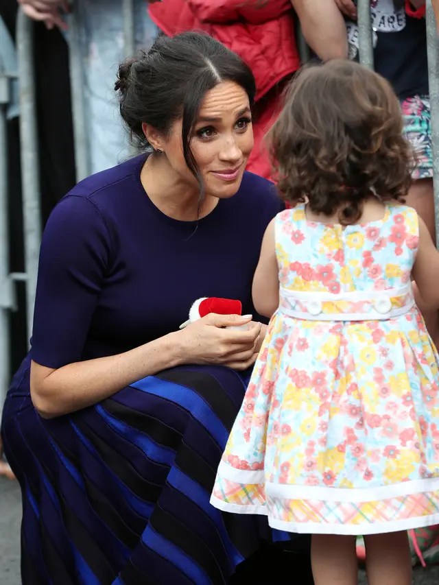 Gaya Interaksi Pangeran Harry dan Meghan Markle pada Anak Kecil