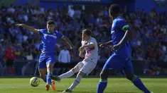 Gelandang Barcelona, Gavi melakukan tembakan ke gawang di depan Munir El Haddadi dari Getafe selama pertandingan lanjutan La Liga Spanyol di stadion Coliseum Alfonso Perez di Getafe, Spanyol, Minggu, 16 April 2023. (AP Photo/Manu Fernandez)
