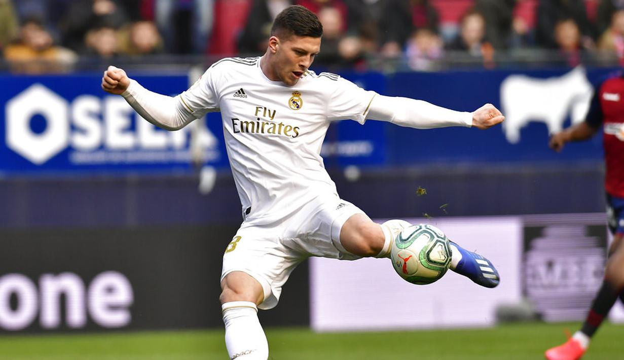 Striker Real Madrid, Luka Jovic, melepasakan tendangan ke gawang Osasuna pada laga La Liga di Stadion El Sadar, Minggu (9/2/2020). Real Madrid menang 4-1 atas Osasuna. (AP/Alvaro Barrientos)