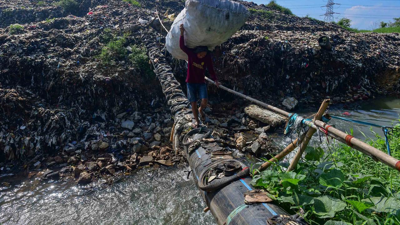 FOTO: Aliran Kali Pesanggrahan Menyempit Akibat Longsoran Sampah TPA Cipayung