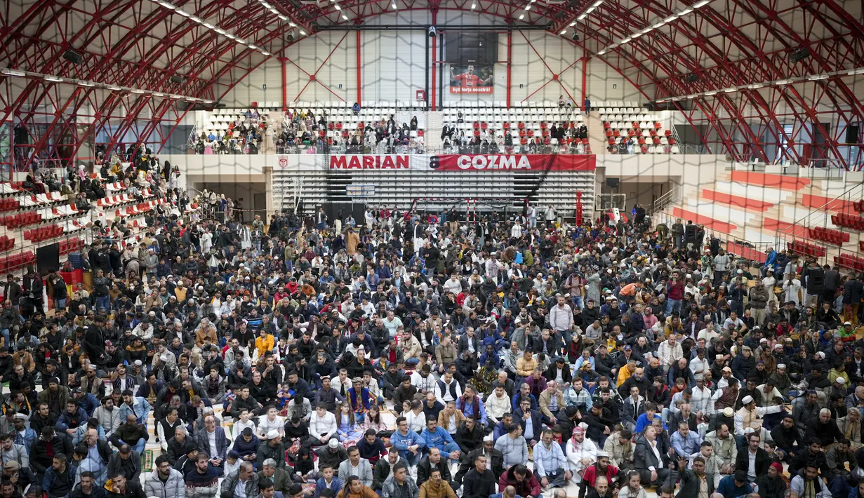 Umat Islam melaksnakan Sholat Idul Fitri di Bucharest, Rumania, Jumat, 21 April 2023. (AP Photo/Andreea Alexandru)