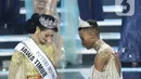Miss Universe 2019 Zozibini Tunzi (kanan) mengenakan selendang kepada Pemenang Puteri Indonesia 2020 Rr Ayu Maulida Putri asal Jawa Timur dalam acara malam puncak di Jakarta, Jumat (6/3/2020). Ayu Maulida menjadi pemenang setelah menyisihkan tiga pesaingnya. (Fimela.com/Bambang E Ros)