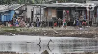 Anak-anak saat bermain di permukiman kumuh Muara Baru, Jakarta, Rabu (19/1/2022). Badan Pusat Statistik (BPS) mencatat angka kemiskinan di Indonesia turun menjadi 26,5 juta orang per September 2021 dari sebelumnya mencapai 27,54 juta orang pada Maret 2021. (merdeka.com/Iqbal S Nugroho)