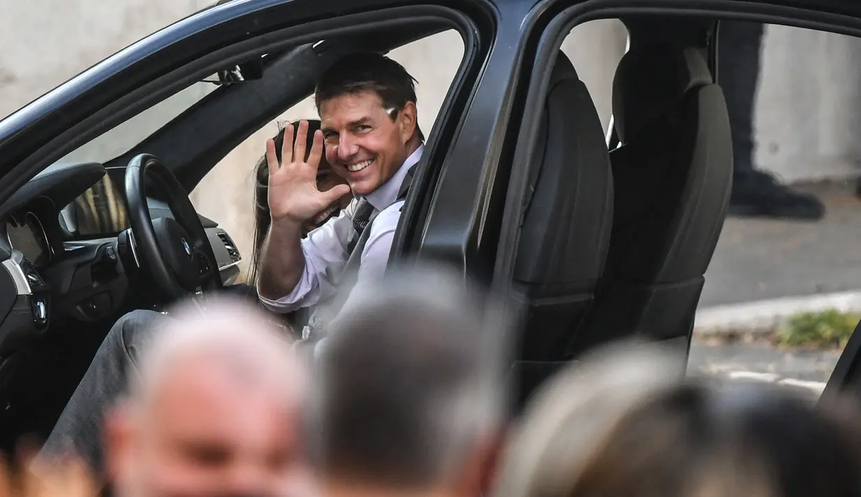 Aktor AS, Tom Cruise melambaikan tangan saat di lokasi syuting film "Mission Impossible 7" di Roma, Italia, Selasa (6/10/2020). Proses pengambilan gambar "Mission Impossible 7" kembali dilanjutkan setelah sempat terhenti akibat pandemi COVID-19. (Photo by Alberto PIZZOLI / AFP)
