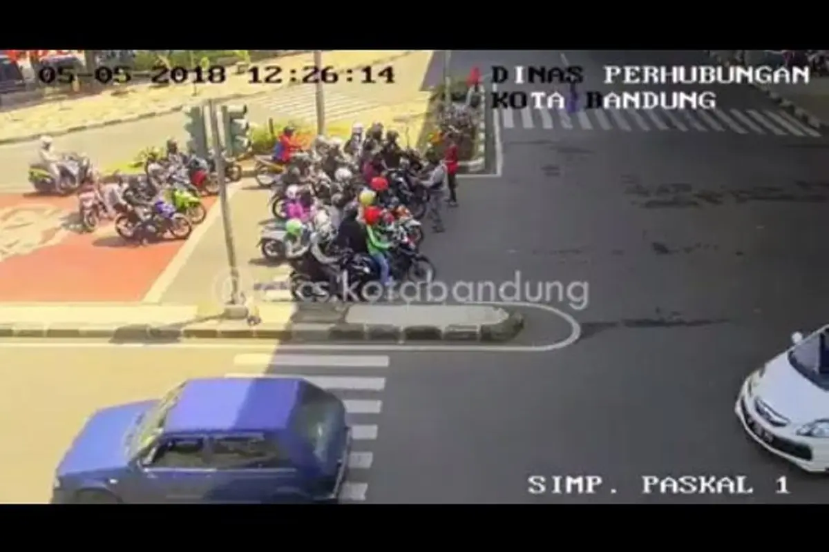 [Bintang] Video Viral: Kocak! Pelanggar Garis Zebra Cross Paskal Bandung Diingatkan Soal Panas Dunia oleh Dishub