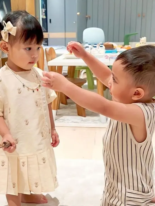 Outfit Ameena yang menggemaskan [Instagram/aurelie.hermansyah]