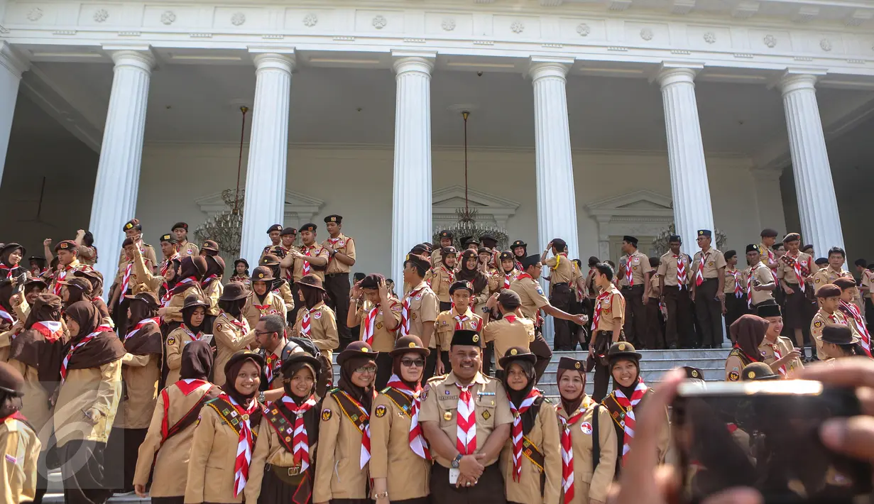 Sejumlah delegasi gerakan Pramuka Indonesia berselfie ria di Halaman Istana Merdeka, Jakarta, Jumat (24/7/2015). 462 kontingen Pramuka Indonesia akan berkiprah di Jambore Dunia ke-23 di Kirarahama, Yamaguchi, Jepang. (Liputan6.com/Faizal Fanani)