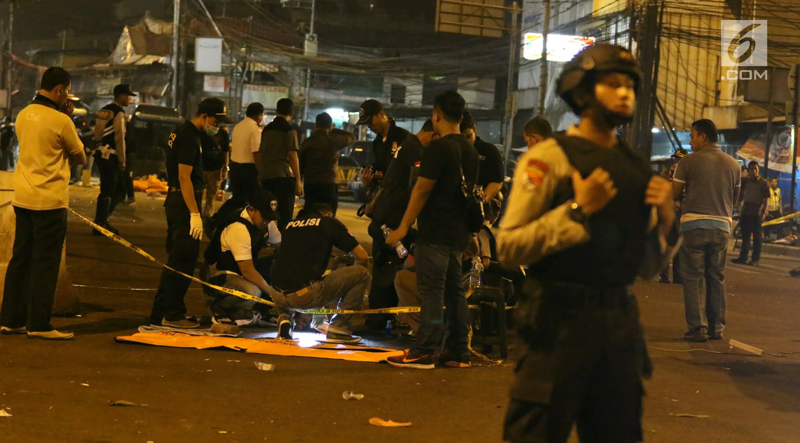 Polisi dan Puslabfor lakukan olah TKP ledakan di Terminal Kampung Melayu, Rabu (24/5). Bom bunuh diri yang dilakukan 2 orang ini menewaskan 3 anggota Polisi. (Liputan6.com/Angga Yuniar)