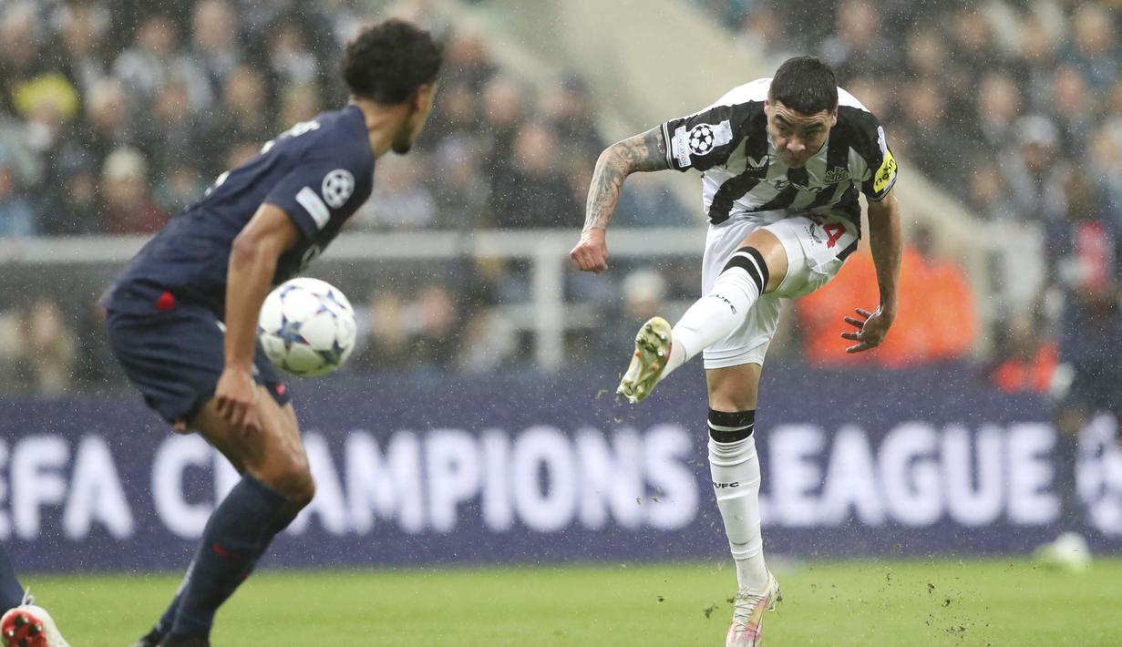 Pemain Newcastle United, Miguel Almiron, melepaskan tendangan saat melawan Paris Saint-Germain pada matchday 2 Grup F Liga Champions 2023/2024 di St James Park, Kamis (5/10/2023). (AP Photo/Scott Heppell)