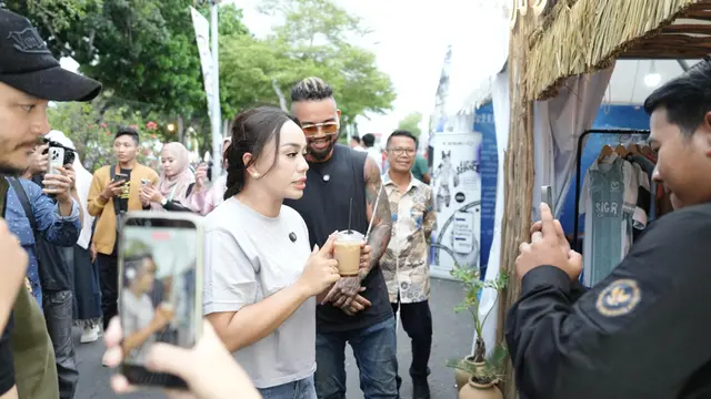 Utusan Khusus Presiden Bidang Pariwisata Indonesia, Zita Anjani mengunjungi stand UMKM di Lamsel Fest 2025.