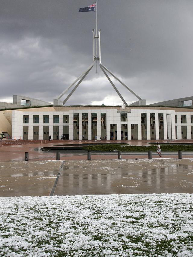 Hujan Es Sebesar Bola Golf Landa Ibu Kota Australia