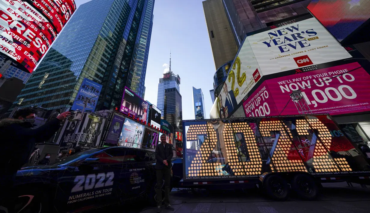 Tanda 2022 yang akan menyala di atas sebuah gedung pada Malam Tahun Baru ditampilkan di Times Square, New York, Senin (20/12/2021). Rencana perayaan tahun baru di Times Square New York terancam batal menyusul merebaknya varian Omicron pada pandemi Covid-19 akhir tahun ini. (AP Photo/Seth Wenig)