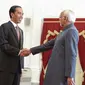 Presiden Joko Widodo berjabat tangan dengan Wapres India Mohammad Hamid Ansari di Istana Merdeka, Jakarta, Senin (2/11/2015). India dan Indonesia membahas kerjasama di bidang keamanan maritim, pendidikan, batubara dan farmasi.(Liputan6.com/Faizal Fanani)