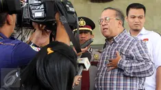Mantan Sekretaris Jenderal Kementerian Kebudayaan dan Pariwisata periode 2004-2008 Sapta Nirwandar usai menjalani pemeriksaan di KPK, Jakarta, Kamis (25/6/2015). Sapta diperiksa sebagai saksi untuk tersangka Jero Wacik. (Liputan6.com/Helmi Afandi)