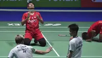 Pasangan ganda putra Indonesia, Fikri/Bagas berhasil melaju ke babak final All England 2022 usai mengalahkan senior sekaligus pasangan ganda putra nomor satu dunia, Marcus/Kevin. (AP/Rui Viera)