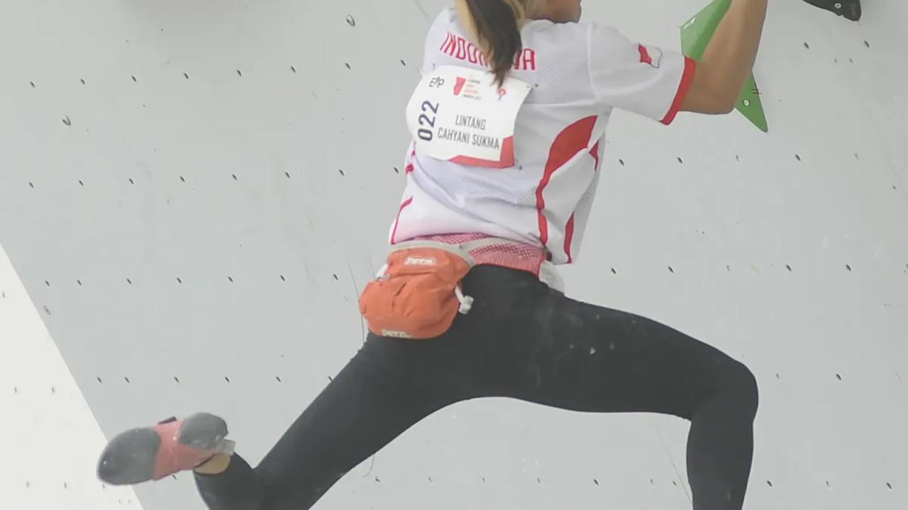 Sukma Lintang Cahyani berusaha mencapai puncak pada kategori Lead Putri IFSC Climbing Asian Qualifier Jakarta 2023 di Gelora Bung Karno, Jakarta, Sabtu (11/11/2023).&nbsp;