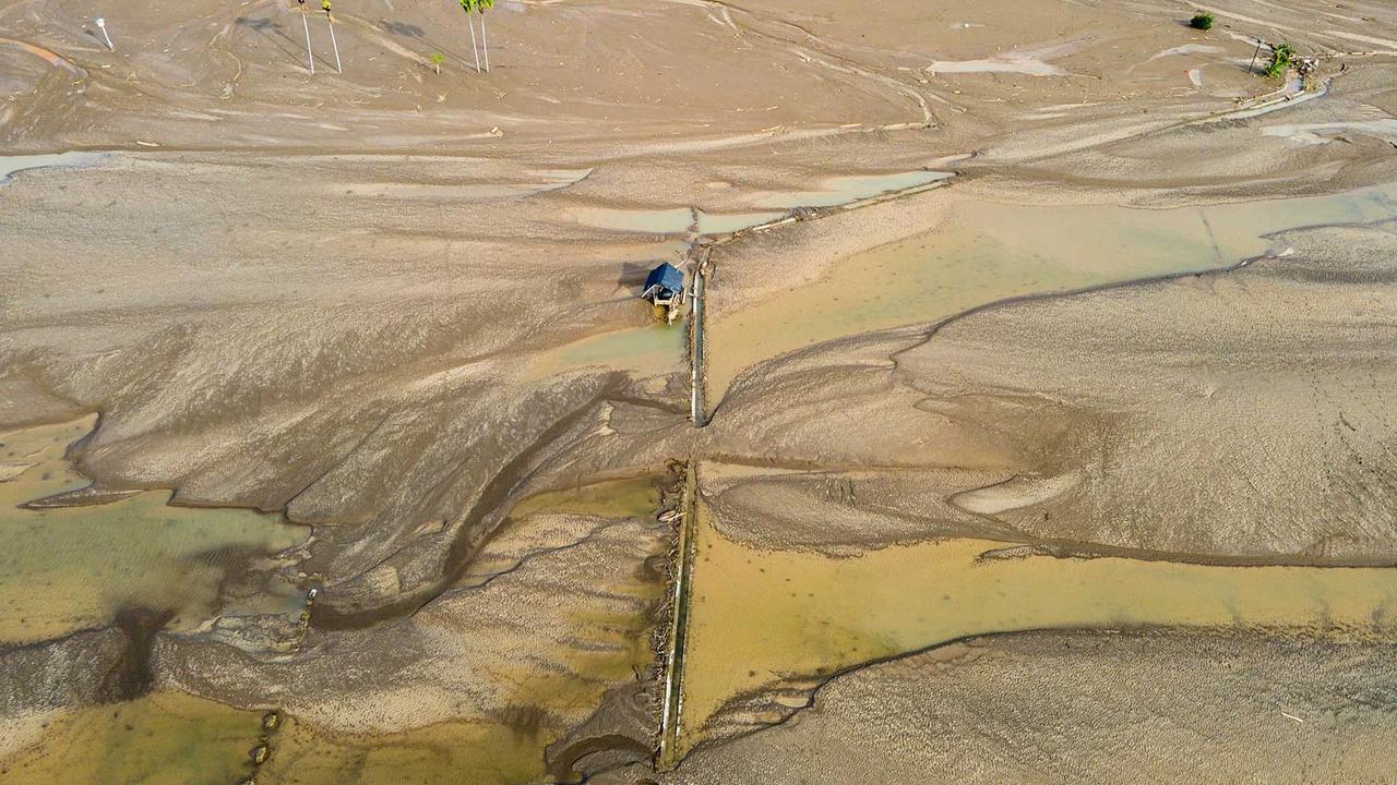 FOTO: Ribuan Hektare Sawah Terkubur Lumpur, Upaya Pemulihan Dikebut Pemerintah