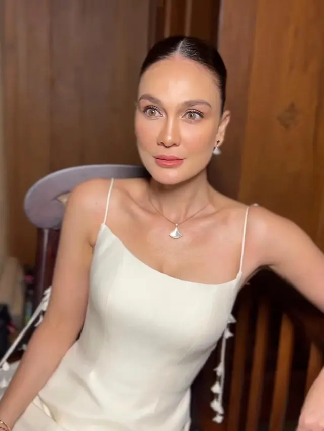 Resmi Jadi Istri Maxime Bouttier, Luna Maya Tampil Flawless dengan Riasan Fresh Coral di Momen Resepsi Pernikahan