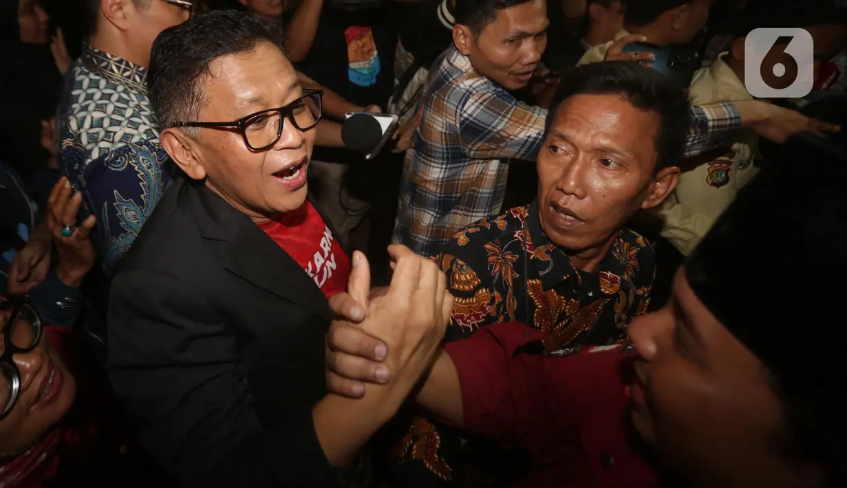 Didampingi tim kuasa hukumnya, Hasto Kristiyanto keluar dari Rutan KPK Jakarta sekitar pukul 21.25 WIB. (Liputan6.com/Helmi Fithriansyah)