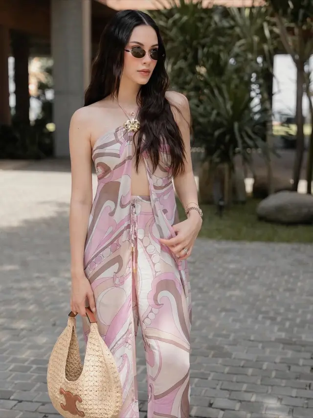 Potret Resort Wear Anggun ala Alyssa Daguise dengan Tas Raffia Rp29,5 Juta