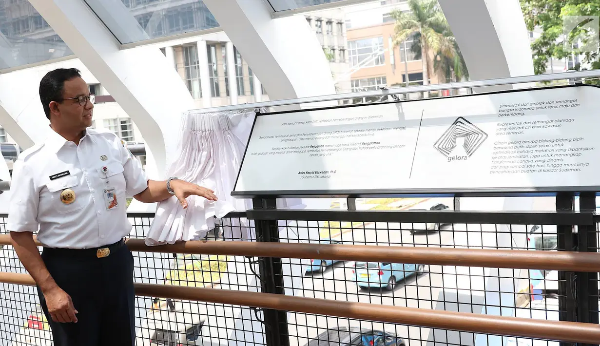 Gubernur DKI Jakarta Anies Baswedan meresmikan jembatan penyeberangan orang (JPO) di Jalan Jenderal Sudirman, Kamis (28/2). JPO di Jalan Jenderal Sudirman mencuri perhatian masyarakat karena desain yang artistik. (Liputan6.com/Immanuel Antonius)