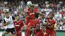 Bek Sevilla, Gabriel Mercado, menyundul bola saat pertandingan melawan Valencia pada laga La Liga Spanyol di Stadion Mestalla, Sabtu (21/10/2017). Valencia menang 4-0 atas Sevilla. (AFP/Jose Jordan)