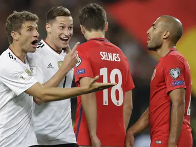 Pemain Jerman, Julian Draxler (2kiri) dan Thomas Mueller, (kiri) merayakan gol saat melawan Norwegia pada laga grup C kualifikasi Piala Dunia 2018 di Mercedes-Benz Arena, Stuttgart, (4/9/2017). Jerman menang 6-0. (AP/Matthias Schrader)