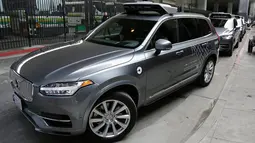 Mobil uber otonom atau tanpa sopir berbaris saat yang sedang melakukan test drive di San Francisco (13/3). Departemen Kendaraan Bermotor California telah memberikan izin Uber dengan mobil jenis Volvo SUV tersebut untuk beroperasi. (AP Photo/Eric Risberg)