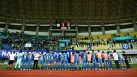 Pemain PSIM Yogyakarta memberikan penghormatan untuk suporter mereka yang telah datang ke lapangan saat laga lanjutan Grup B Liga 2 2022/2023 antara FC Bekasi City melawan PSIM Yogyakarta di Stadion Patriot Candrabhaga, Bekasi, Senin (19/09/2022). (Bola.com/Bagaskara Lazuardi)