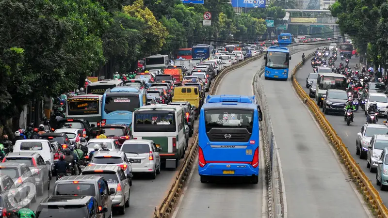 20160614- Bus Transjakarta Melaju di Tengah Kemacetan Jakarta- Yoppy Renato