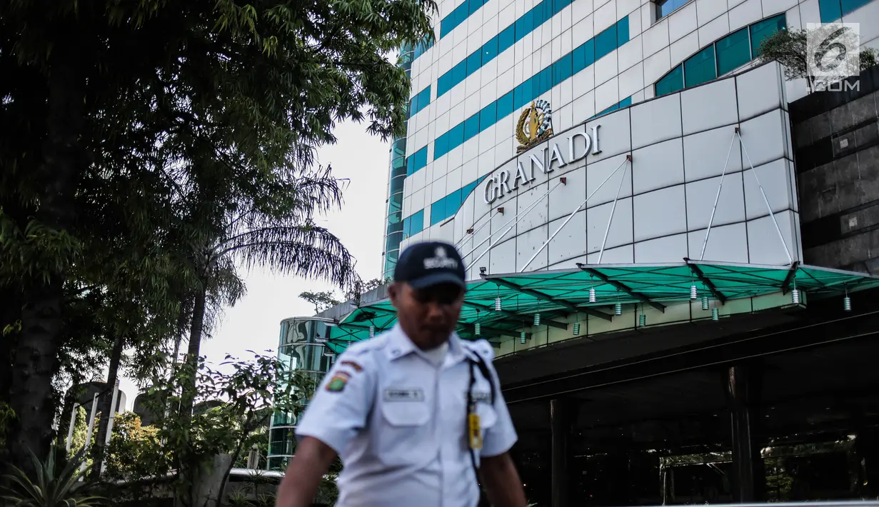 Petugas keamanan berjaga jelang penyitaan aset oleh Pengadilan Negeri Jakarta Selatan di Gedung Granadi, Jalan HR Rasuna Said, Senin (17/12). Penyitaan dilakukan buntut dari penyelewengan uang negara oleh Yayasan Supersemar. (Liputan6.com/Faizal Fanani)