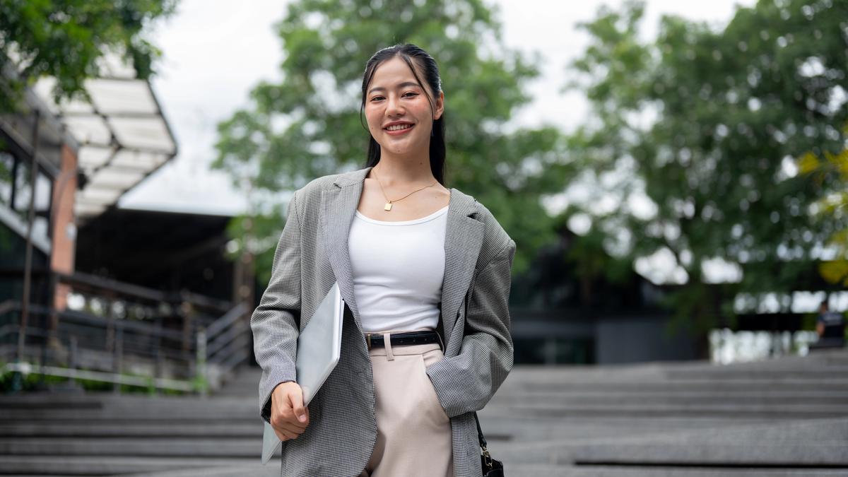 7 Zodiak Ini Punya Aura Stylish dengan Gaya Simpel