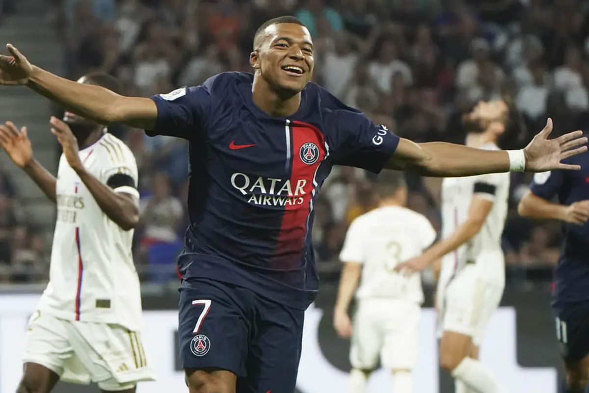 Foto: Aksi Kylian Mbappe saat Membawa PSG Menggulung Lyon di Liga Prancis