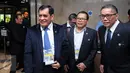 Mantan Ketua Umum PSSI, Nurdin Halid (kiri) saat hadir untuk mengikuti pembukaan Kongres Luar Biasa (KLB) PSSI di Jakarta, Rabu (3/8). Kongres untuk menetapkan agenda pemilihan pengurus baru pada KLB PSSI mendatang. (Liputan6.com/Helmi Fithriansyah)