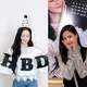Ia memadukan kemeja garis bernuansa abu-abu dengan vest hitam, menciptakan tampilan rapi tanpa kesan berlebihan. Rambut panjangnya dibiarkan tergerai natural, memperkuat kesan effortless khas Jisoo yang selalu berhasil terlihat chic di berbagai kesempatan. [@sooyaa__].