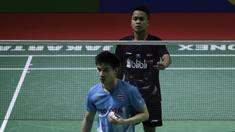 Tunggal putra Indonesia, Anthony Sinisuka Ginting, mengembalikan kok saat melawan tunggal Thailand, Kantaphon Wancharoen, pada Blibli Indonesia Open 2019 di Istora Senayan, Jakarta, Kamis (17/7). Ginting kalah 20-22, 21-11, 20-22. (Bola.com/Yoppy Renato)